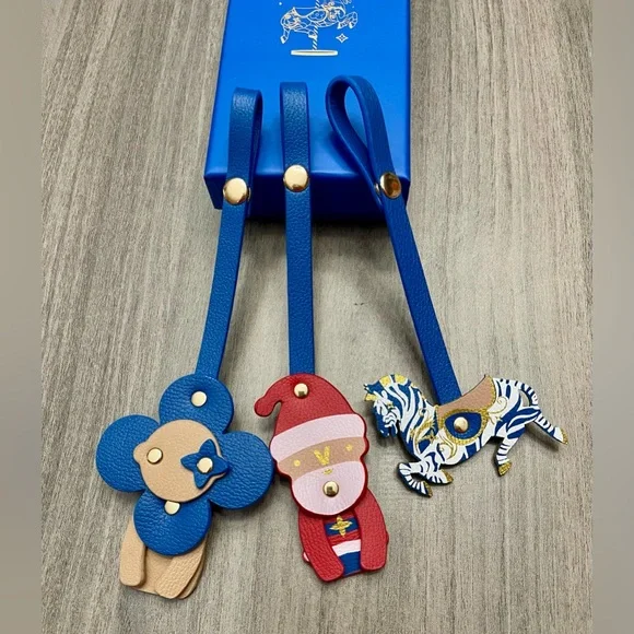 Gift with Purchase - Louis Vuitton Holiday Collection Bag Charm - Picture 3 of 3